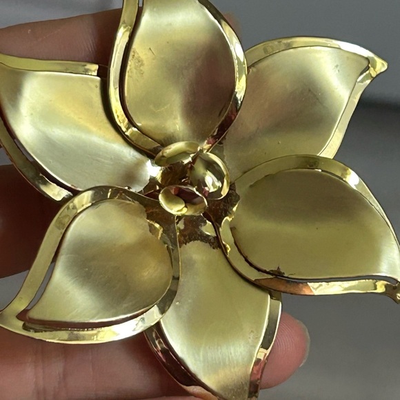 5/$25 Gold Flower Brooch 80 mm VTG 🌸 - Picture 1 of 8